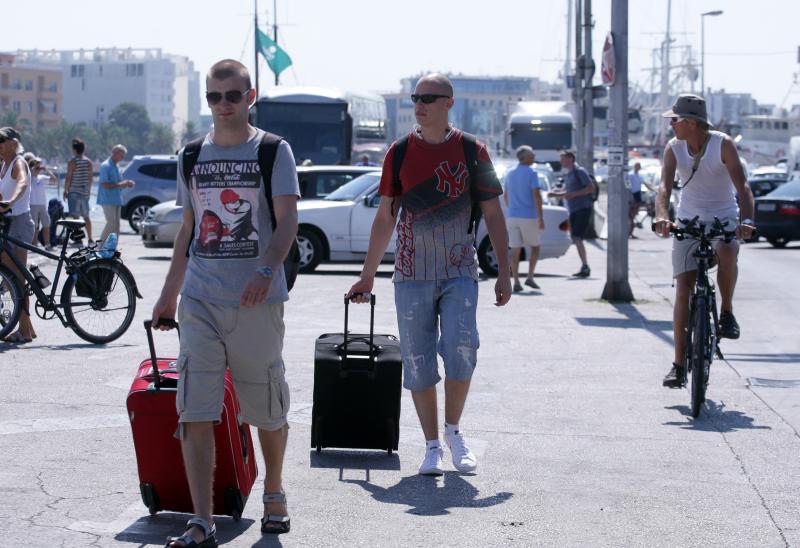 26.07.2013., Zadar – Velika guzva u zadarskoj trajektnoj luci. Photo: Zeljko Mrsic/PIXSELL Autor Zeljko Mrsic/PIXSELL guzve, trajekt, Luka, turisti 26.07.2013., Zadar – Velika guzva u zadarskoj trajektnoj luci. Photo: Zeljko Mrsic/PIXSELL Autor Zeljko Mrsic/PIXSELL guzve, trajekt, Luka, turisti