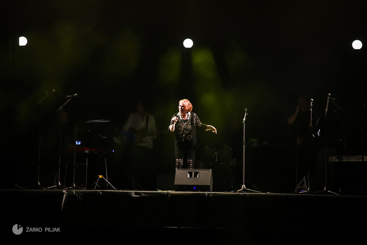 Zorica Kondža i klapa Cambi @ bazen Ilirije u Biogradu