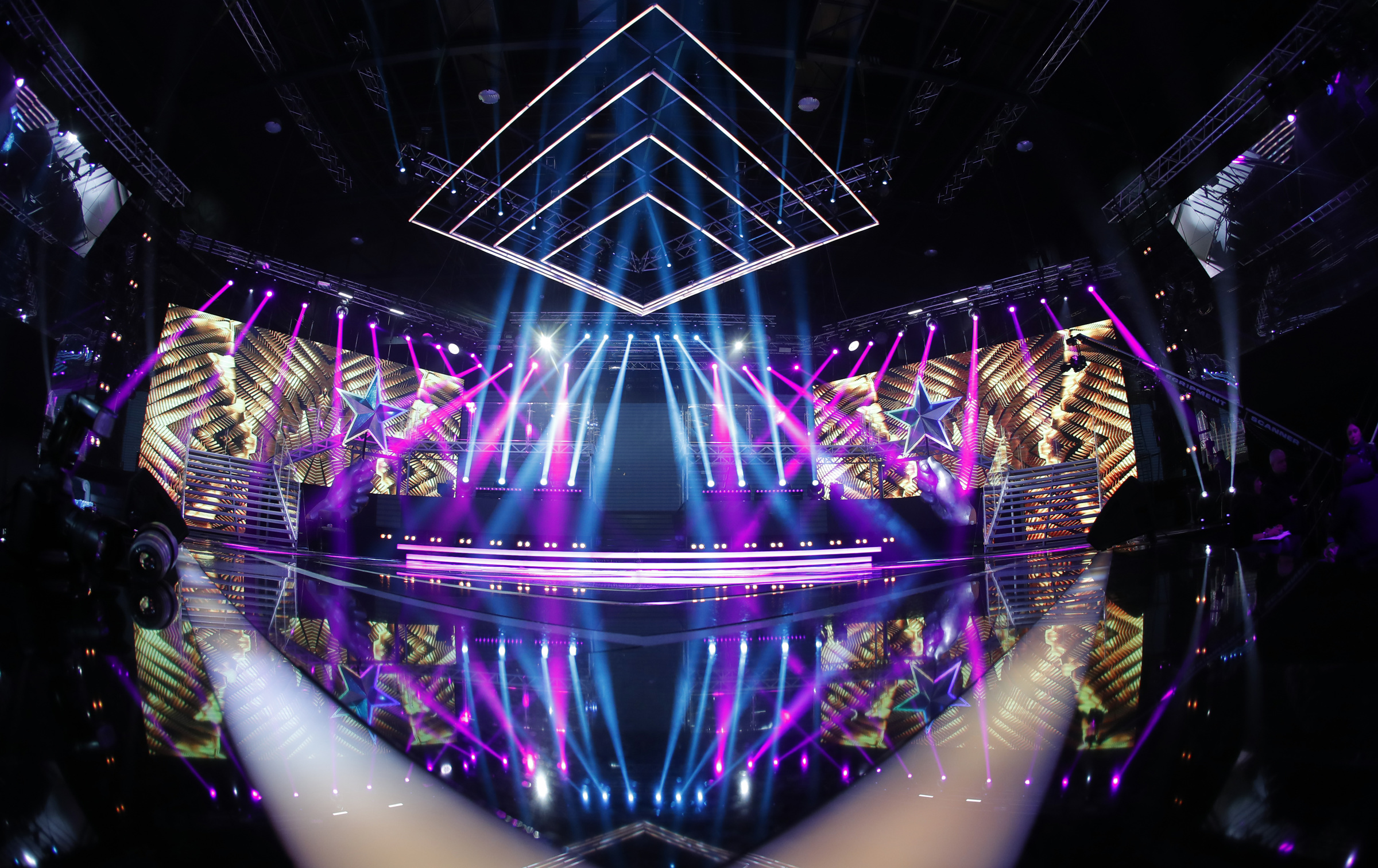 Kako bi u ovom popularnom televizijskom showu sve teklo po planu, brine se ekipa od 100 ljudi, a cijeli spektakl na pozornici i u backstage prostorijama pomno prati 25 kamera.