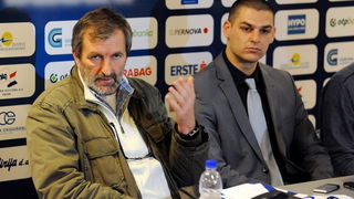 Zadar, 051212.
KK Zadar je na konferenciji za novinare predstavio novog direktora kluba Marina Cacica i novo americko pojacanje sutera Jordana Burgasona.
Na fotografiji: sportski direktor Branko Skroce i direktor Marino Cacic.
Foto: Luka Gerlanc / CROPIX Zadar, 051212.
KK Zadar je na konferenciji za novinare predstavio novog direktora kluba Marina Cacica i novo americko pojacanje sutera Jordana Burgasona.
Na fotografiji: sportski direktor Branko Skroce i direktor Marino Cacic.
Foto: Luka Gerlanc / CROPIX