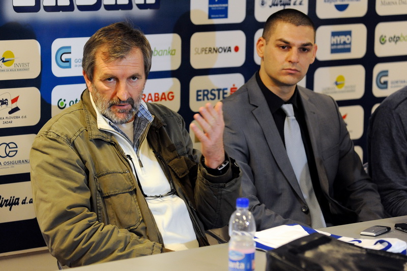 Zadar, 051212.
KK Zadar je na konferenciji za novinare predstavio novog direktora kluba Marina Cacica i novo americko pojacanje sutera Jordana Burgasona.
Na fotografiji: sportski direktor Branko Skroce i direktor Marino Cacic.
Foto: Luka Gerlanc / CROPIX Zadar, 051212.
KK Zadar je na konferenciji za novinare predstavio novog direktora kluba Marina Cacica i novo americko pojacanje sutera Jordana Burgasona.
Na fotografiji: sportski direktor Branko Skroce i direktor Marino Cacic.
Foto: Luka Gerlanc / CROPIX