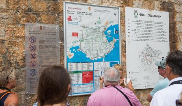 Stara gradska jezgra, Dubrovnik – Bas kao sto je obecao, zamjenik dubrovackog gradonacelnika Zeljko Raguz pozvao je novinare cim su postavljene oznake upozorenja golacima i ostalim prekrsiteljima komunalnog reda u povijesnoj jezgri. Photo: Grgo Jelavic/PI