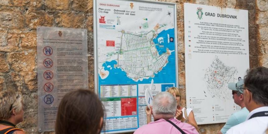Stara gradska jezgra, Dubrovnik – Bas kao sto je obecao, zamjenik dubrovackog gradonacelnika Zeljko Raguz pozvao je novinare cim su postavljene oznake upozorenja golacima i ostalim prekrsiteljima komunalnog reda u povijesnoj jezgri. Photo: Grgo Jelavic/PI Stara gradska jezgra, Dubrovnik – Bas kao sto je obecao, zamjenik dubrovackog gradonacelnika Zeljko Raguz pozvao je novinare cim su postavljene oznake upozorenja golacima i ostalim prekrsiteljima komunalnog reda u povijesnoj jezgri. Photo: Grgo Jelavic/PI