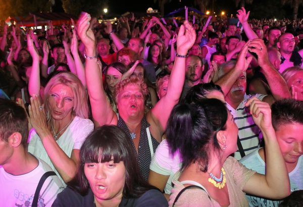 Virsko ljeto 2016: Tomislav Bralić i klapa Intrade oduševili 12 tisuća obožavatelja na virskoj rivi Virsko ljeto 2016: Tomislav Bralić i klapa Intrade oduševili 12 tisuća obožavatelja na virskoj rivi