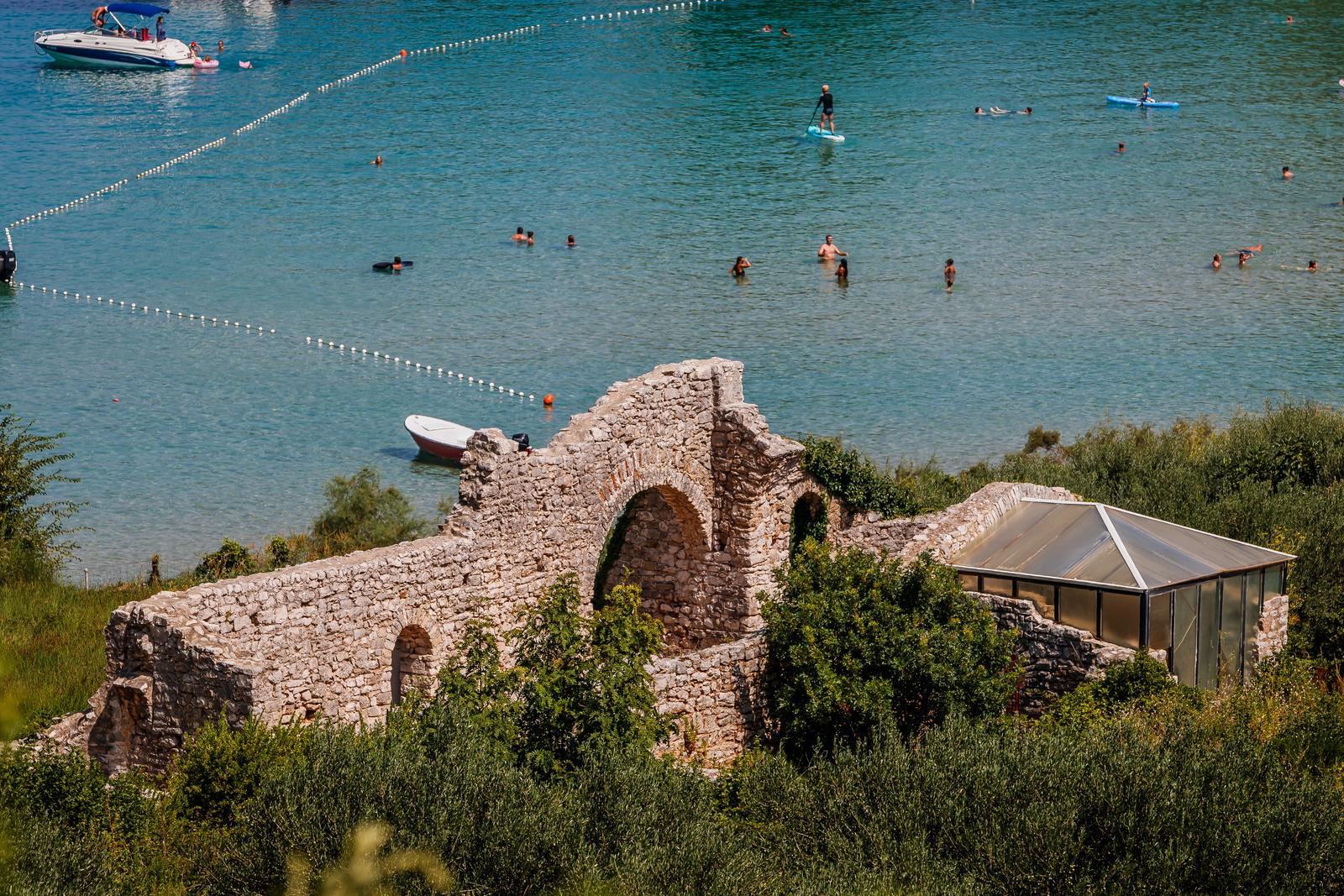 Uvala Lovrečina: Egzotična pješčana oaza na Braču u kojoj su uživali i stari Rimljani Uvala Lovrečina: Egzotična pješčana oaza na Braču u kojoj su uživali i stari Rimljani