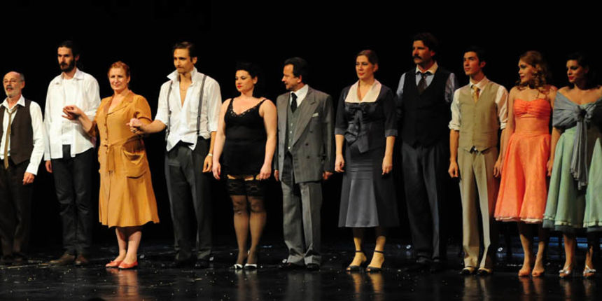 Zadar, 7.3.2012. snimio: Nenad Marčev
HNK Split
Arthur Miller: SMRT TRGOVAČKOG PUTNIKA, drama
redatelj: Dušan Jovanović
premijera: 27. ožujka 2011.
Uloge:
Willy Loman: Mustafa Nadarević,
Linda: Snježana Sinovčić Šiškov
Biff Loman: Mijo Juriši Zadar, 7.3.2012. snimio: Nenad Marčev
HNK Split
Arthur Miller: SMRT TRGOVAČKOG PUTNIKA, drama
redatelj: Dušan Jovanović
premijera: 27. ožujka 2011.
Uloge:
Willy Loman: Mustafa Nadarević,
Linda: Snježana Sinovčić Šiškov
Biff Loman: Mijo Juriši