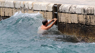 Kupači na zadarskoj rivi 19. svibnja 2013.  Foto: Roberto Lerga