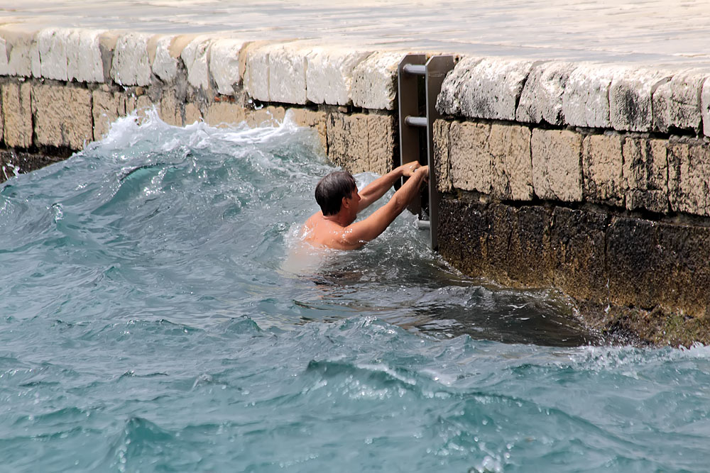 Kupači na zadarskoj rivi 19. svibnja 2013.  Foto: Roberto Lerga