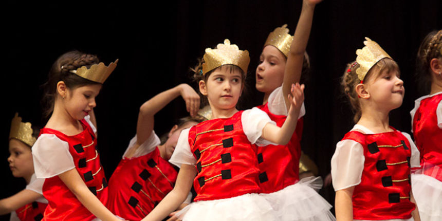 Plesna čestitka Zadarskog plesnog ansambla, Foto: Leo Banić Plesna čestitka Zadarskog plesnog ansambla, Foto: Leo Banić