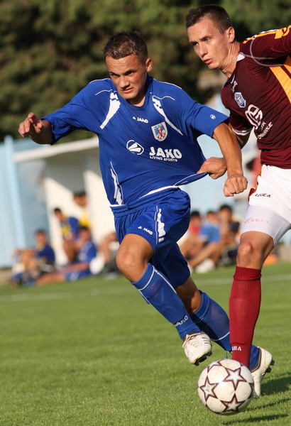 Benkovac, 230909.
Igraliste Velebita.
Susret sesnaestine finala Kupa, Velebit – Varteks.
Na fotografiji: Marin Dujmovic iz Velebita u napadu.
Foto: Vladimir Ivanov / CROPIX