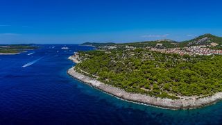 Spektakularan pogled iz zraka na uvalu i otočić Pokonji Dol kod Hvara