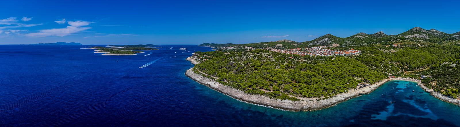 Spektakularan pogled iz zraka na uvalu i otočić Pokonji Dol kod Hvara