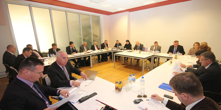 Javna nabava legalni kriminal: Nelogičnosti i apsurdnosti Zakona o javnoj nabavi Javna nabava legalni kriminal: Nelogičnosti i apsurdnosti Zakona o javnoj nabavi