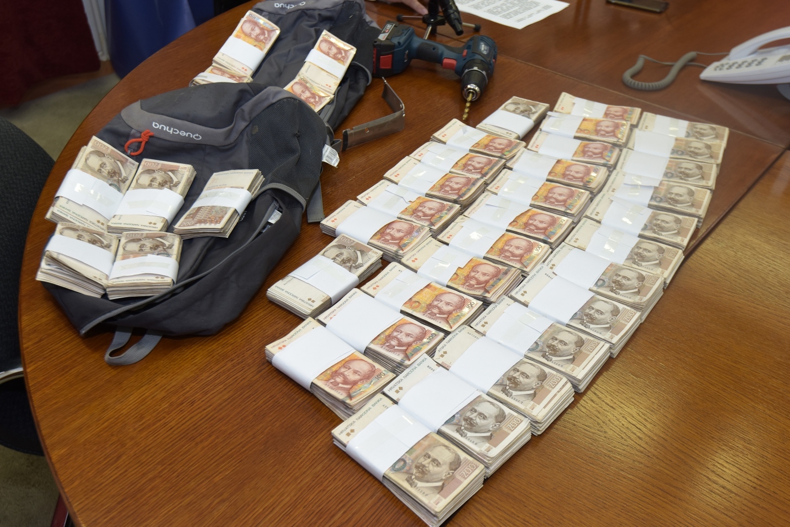 U PU zadarskoj predstavljeni rezultati istrage nakon krađe novca iz bankomata u Novigradu U PU zadarskoj predstavljeni rezultati istrage nakon krađe novca iz bankomata u Novigradu