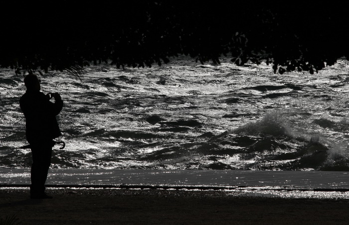Zadar, 111112.
Jako jugo od ranih jutarnjih sati puse na zadarskom podrucju, temperatura zraka je ugodnih 20 stupnjeva. Detalj sa zadarske rive.
Foto: Jure Miskovic / CROPIX Zadar, 111112.
Jako jugo od ranih jutarnjih sati puse na zadarskom podrucju, temperatura zraka je ugodnih 20 stupnjeva. Detalj sa zadarske rive.
Foto: Jure Miskovic / CROPIX