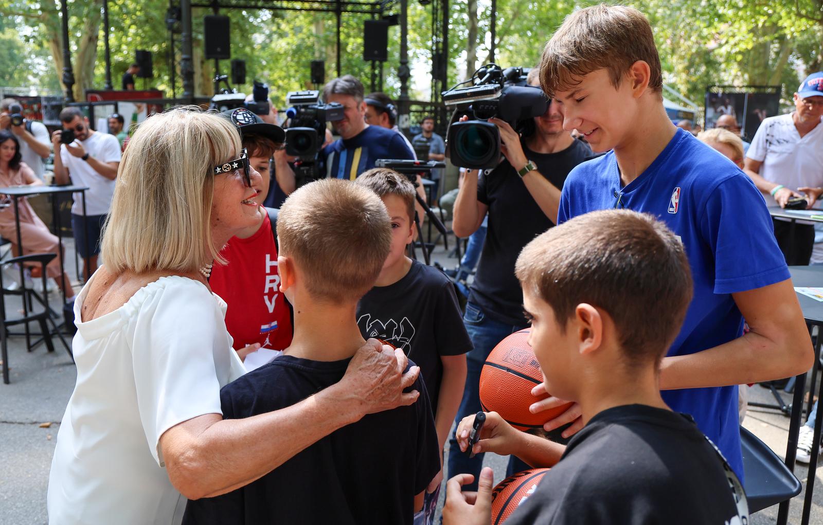 Druženje s košakašima povodom 60. rođendana Dražena Petrovića Druženje s košakašima povodom 60. rođendana Dražena Petrovića