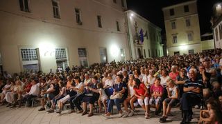 18.07.2013., Zadar – Na Poljani Sime Budinica odrzan je koncert plesnog ansambla Lado gdje su gradjani, ali i mnogobrojni turisti, uzivali gledajuci ples u narodnim nosnjama. Photo: Filip Brala/PIXSELL Autor  Filip Brala/PIXSELL KLJUČNE RIJEČI  narodne