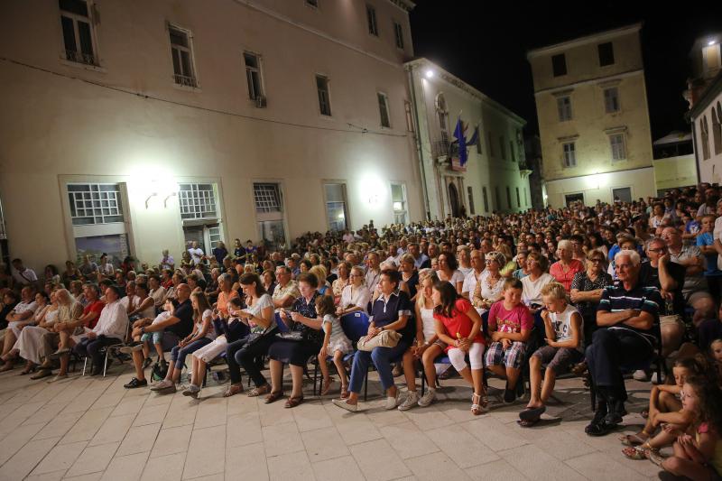 18.07.2013., Zadar – Na Poljani Sime Budinica odrzan je koncert plesnog ansambla Lado gdje su gradjani, ali i mnogobrojni turisti, uzivali gledajuci ples u narodnim nosnjama. Photo: Filip Brala/PIXSELL Autor  Filip Brala/PIXSELL KLJUČNE RIJEČI  narodne