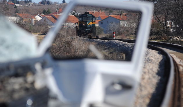 Skabrnja, 140112.
Na prijelazu pruge kod groblja u Skabrnji jutros nesto prije 10h dogodila se prometna nesreca u kojoj je lokomotiva naletila na kombi vozilo u kojem su bili otac i sin. Otac(56) koji je bio na mjestu vozaca je poginuo dok je sin(27) s te