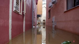 Obrovac: Poplava se polako povlači, stanovnici spašavaju stvari iz domova