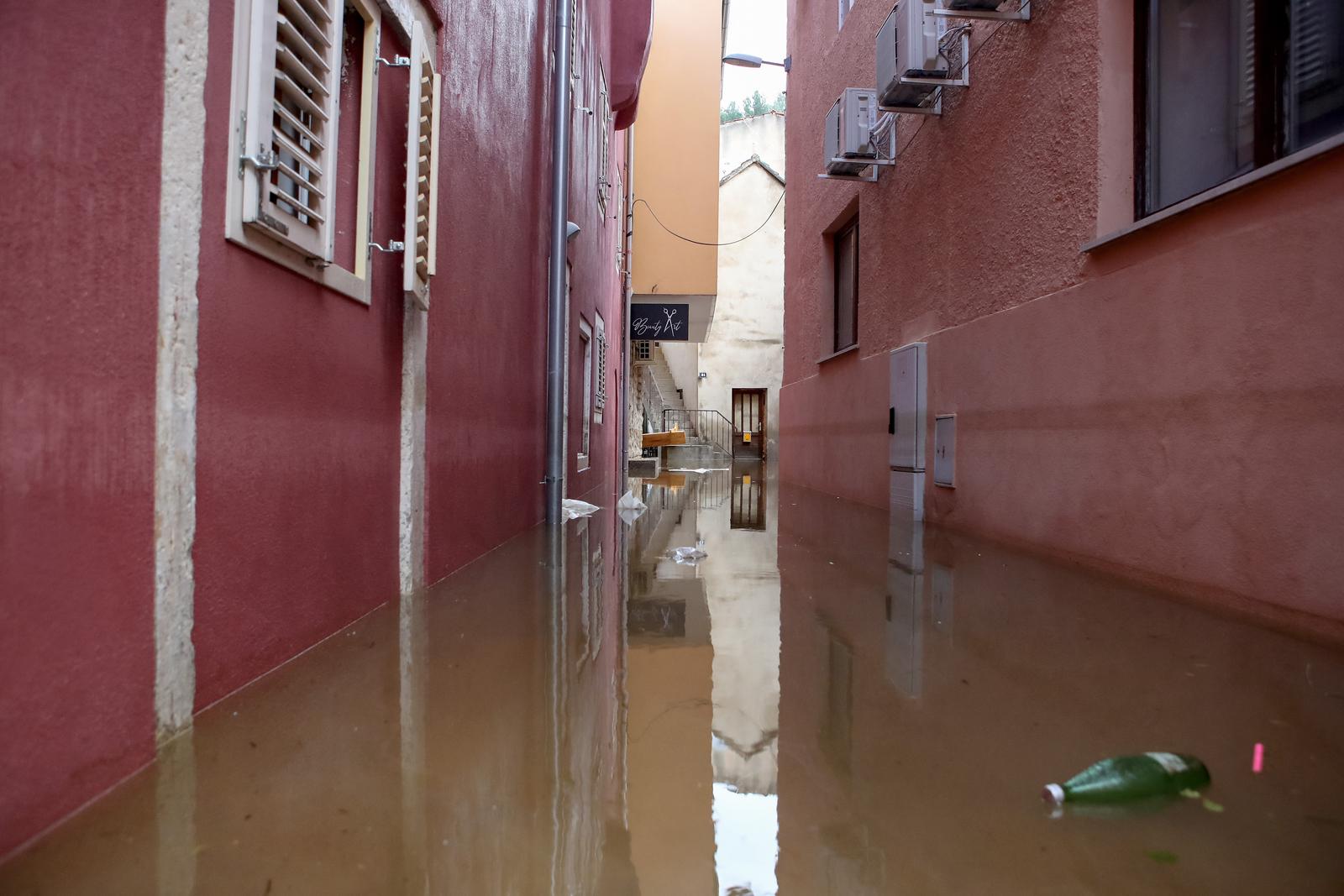 Obrovac: Poplava se polako povlači, stanovnici spašavaju stvari iz domova