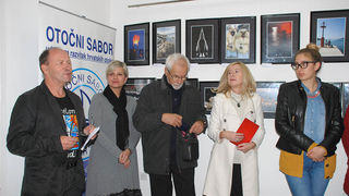 Otvorenje izložbe “Otočni fotografi” u prostorijama udruge za razvitak hrvatskih otoka Otvorenje izložbe “Otočni fotografi” u prostorijama udruge za razvitak hrvatskih otoka