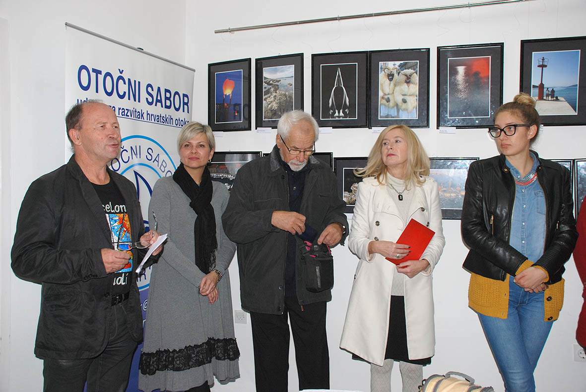 Otvorenje izložbe “Otočni fotografi” u prostorijama udruge za razvitak hrvatskih otoka Otvorenje izložbe “Otočni fotografi” u prostorijama udruge za razvitak hrvatskih otoka