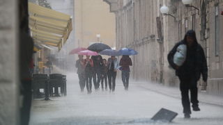 Zadar, 121012. 
Jaka kisa koja od sinoc pada na zadarskom podrucju stvorila je velike probleme u prometu. Najvise problema bilo je kod vec poznatih kriticnih mjesta u gradu: na Relji,kod Veslackog,na Branimiru.
Na fotografiji: detalj sa Poluotoka.
Foto: J