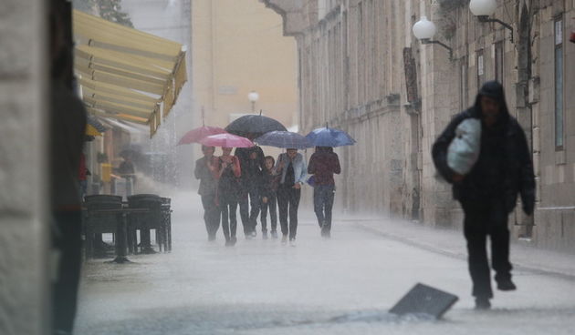 Zadar, 121012. 
Jaka kisa koja od sinoc pada na zadarskom podrucju stvorila je velike probleme u prometu. Najvise problema bilo je kod vec poznatih kriticnih mjesta u gradu: na Relji,kod Veslackog,na Branimiru.
Na fotografiji: detalj sa Poluotoka.
Foto: J