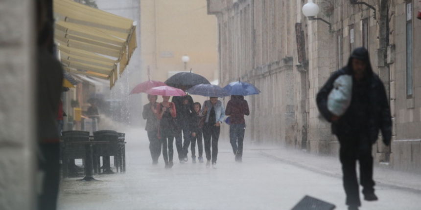 Zadar, 121012. 
Jaka kisa koja od sinoc pada na zadarskom podrucju stvorila je velike probleme u prometu. Najvise problema bilo je kod vec poznatih kriticnih mjesta u gradu: na Relji,kod Veslackog,na Branimiru.
Na fotografiji: detalj sa Poluotoka.
Foto: J