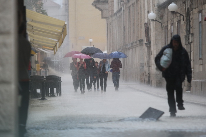 Zadar, 121012. 
Jaka kisa koja od sinoc pada na zadarskom podrucju stvorila je velike probleme u prometu. Najvise problema bilo je kod vec poznatih kriticnih mjesta u gradu: na Relji,kod Veslackog,na Branimiru.
Na fotografiji: detalj sa Poluotoka.
Foto: J