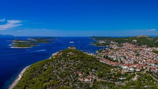 Spektakularan pogled iz zraka na uvalu i otočić Pokonji Dol kod Hvara