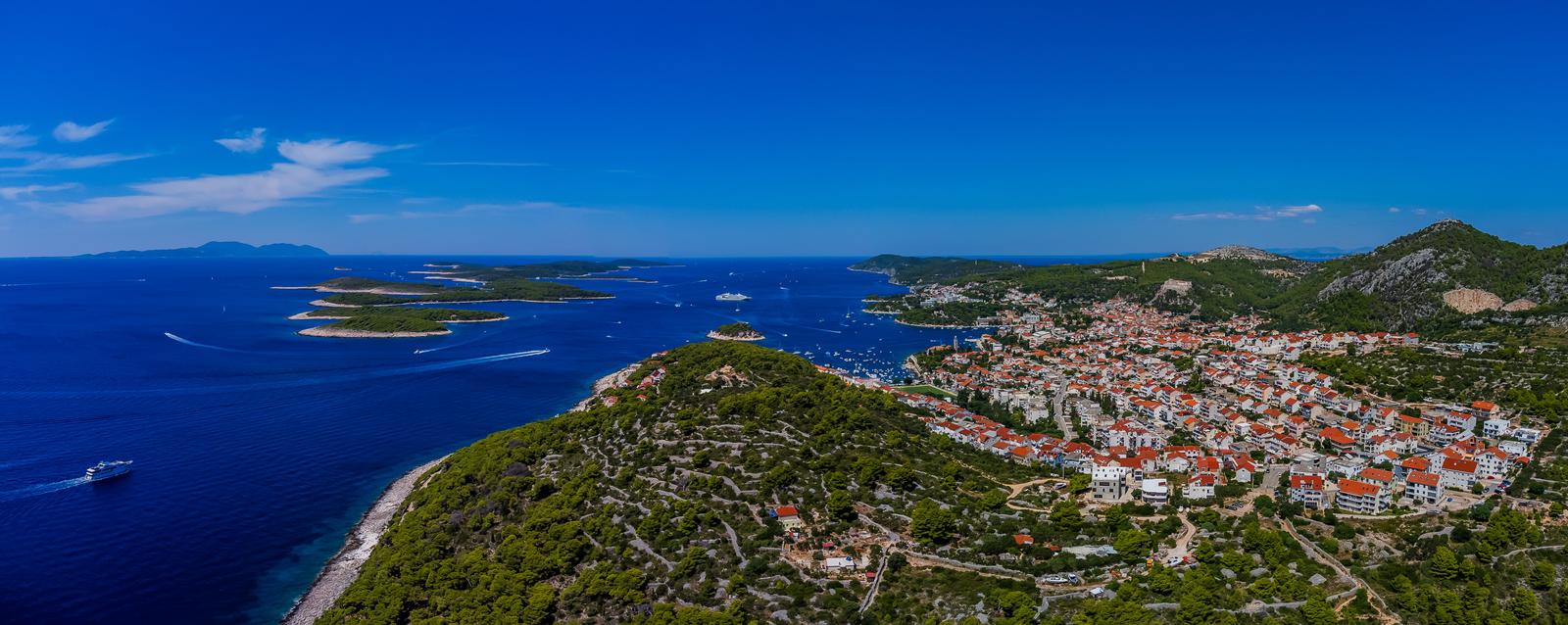 Spektakularan pogled iz zraka na uvalu i otočić Pokonji Dol kod Hvara