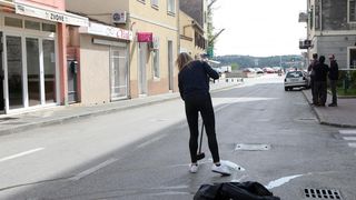 Čišćenje ulice u Šibeniku nakon masovne tuče navijača u Šibeniku Čišćenje ulice u Šibeniku nakon masovne tuče navijača u Šibeniku