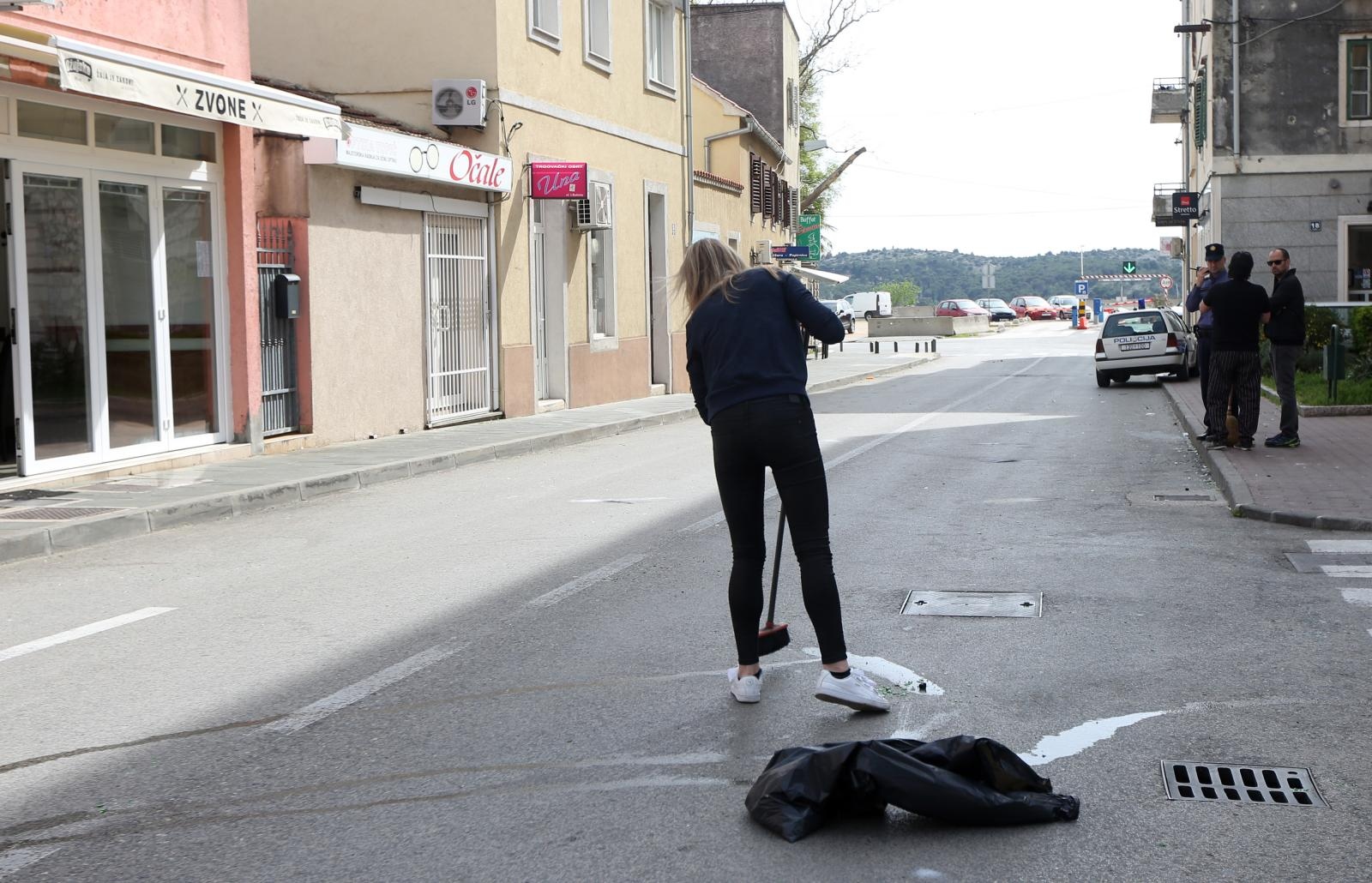 Čišćenje ulice u Šibeniku nakon masovne tuče navijača u Šibeniku Čišćenje ulice u Šibeniku nakon masovne tuče navijača u Šibeniku