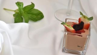 Zadar – Na prezentaciji u Impact centru Kuhar Renato Kraljev pripremao je zajedno s ucenicima tri slana i tri slatka jela s jagodama. Projektom se zeli povecati interes za uzgoj i konzumaciju jagoda u Zadarskoj zupaniji. Photo: Dino Stanin/PIXSELL Autor