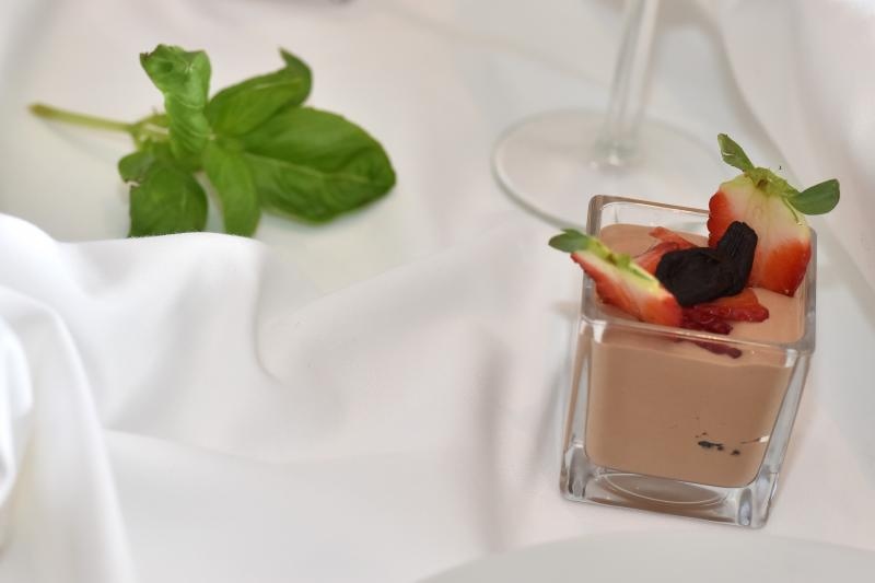 Zadar – Na prezentaciji u Impact centru Kuhar Renato Kraljev pripremao je zajedno s ucenicima tri slana i tri slatka jela s jagodama. Projektom se zeli povecati interes za uzgoj i konzumaciju jagoda u Zadarskoj zupaniji. Photo: Dino Stanin/PIXSELL Autor