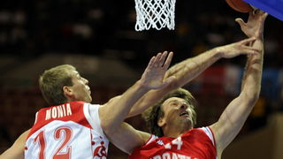 Katowice, 190909.
Dvorana Sport Arena Spodek.
Europsko prvenstvo u kosarci u Poljskoj, razigravanje izmedju Rusije i Hrvatske za odlazak na Svjetsko prvenstvo u Turskoj slijedece godine.
Na slici: Monya i Sandro Nicevic.
Foto: Drago Sopta  / CROPIX