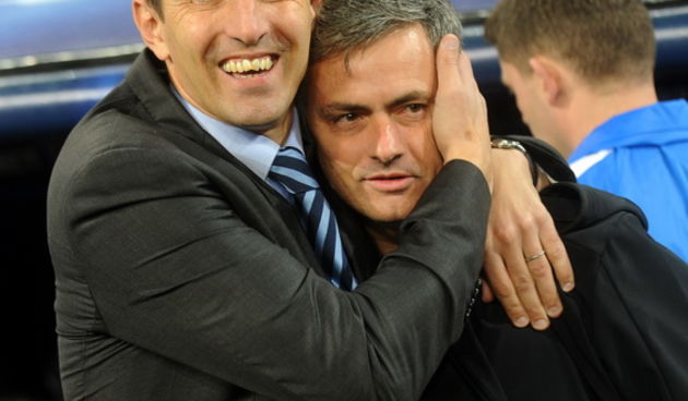 Madrid, 221111.Santiago Bernabeu stadion.Nogometna utakmica 5. kola, skupine D, Uefine Lige prvaka izmedju madridskog Reala i Gnk Dinamo.Na slici: Krunoslav jurcic trener Dinama grli Jpose Mourinha trenera Reala i svog velikog uzora kao trenera.Foto: