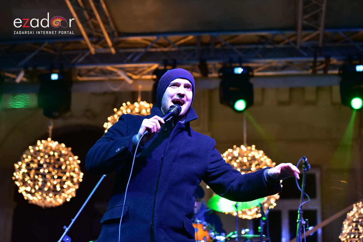 Tisuće Zadrana uživalo na krcatom Narodnom trgu i Tgu Petra Zoranića uz Tomislava Bralića i klapu Intrade Tisuće Zadrana uživalo na krcatom Narodnom trgu i Tgu Petra Zoranića uz Tomislava Bralića i klapu Intrade