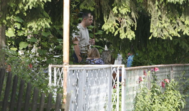 Zagreb, 110610. Trostruko ubojstvo u naselju Culinec, ulica Jasmina. Otac je ubio dvije kceri zatim i sebe. Ocevid je u tijeku. Na fotografiji: majka ubijenih djevojcica (s ledja). Foto: Sandra Simunovic / CROPIX