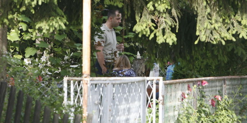 Zagreb, 110610. Trostruko ubojstvo u naselju Culinec, ulica Jasmina. Otac je ubio dvije kceri zatim i sebe. Ocevid je u tijeku. Na fotografiji: majka ubijenih djevojcica (s ledja). Foto: Sandra Simunovic / CROPIX Zagreb, 110610. Trostruko ubojstvo u naselju Culinec, ulica Jasmina. Otac je ubio dvije kceri zatim i sebe. Ocevid je u tijeku. Na fotografiji: majka ubijenih djevojcica (s ledja). Foto: Sandra Simunovic / CROPIX