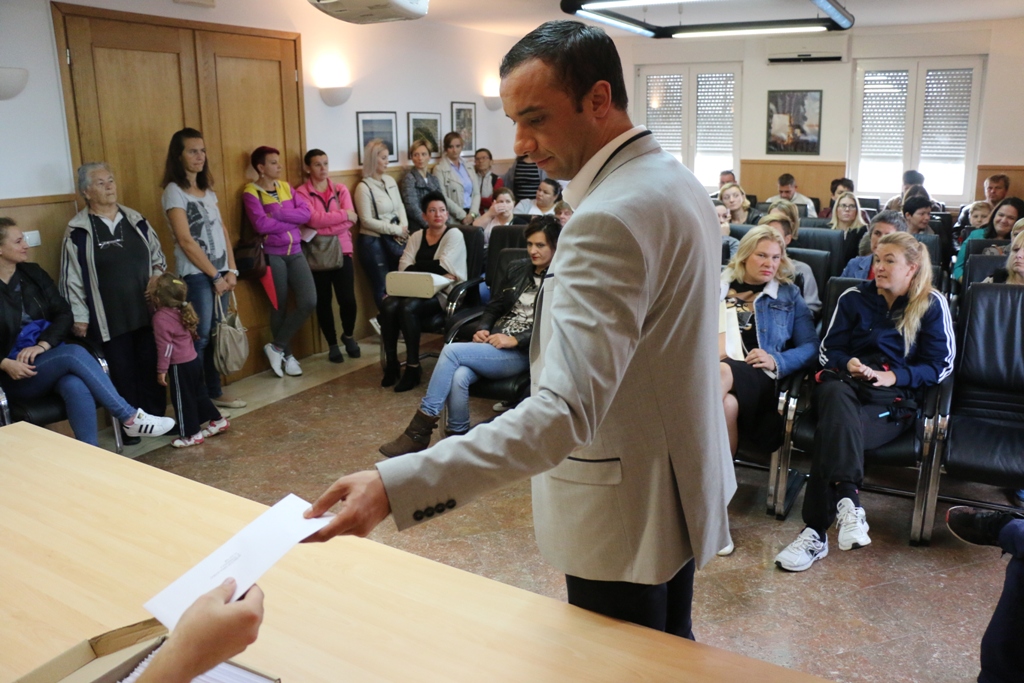 Vir: Dodjela materijalne pomoći roditeljima za nabavku udžbenika i školske opreme Vir: Dodjela materijalne pomoći roditeljima za nabavku udžbenika i školske opreme