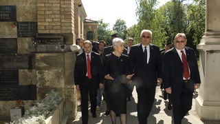 Zagreb,250611
Groblje Mirogoj.
Predsjednica Vlade Jadranka Kosor na Mirogoju U pratnji Predsjednika Sabora Luke Bebica i Potpredsjednika Sabora Vladimira Seksa.
Foto: Zeljko Grgic / CROPIX
