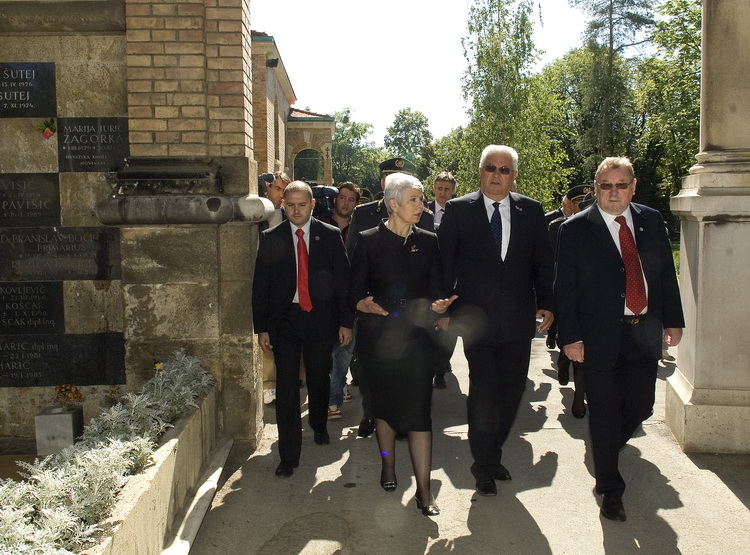 Zagreb,250611
Groblje Mirogoj.
Predsjednica Vlade Jadranka Kosor na Mirogoju U pratnji Predsjednika Sabora Luke Bebica i Potpredsjednika Sabora Vladimira Seksa.
Foto: Zeljko Grgic / CROPIX