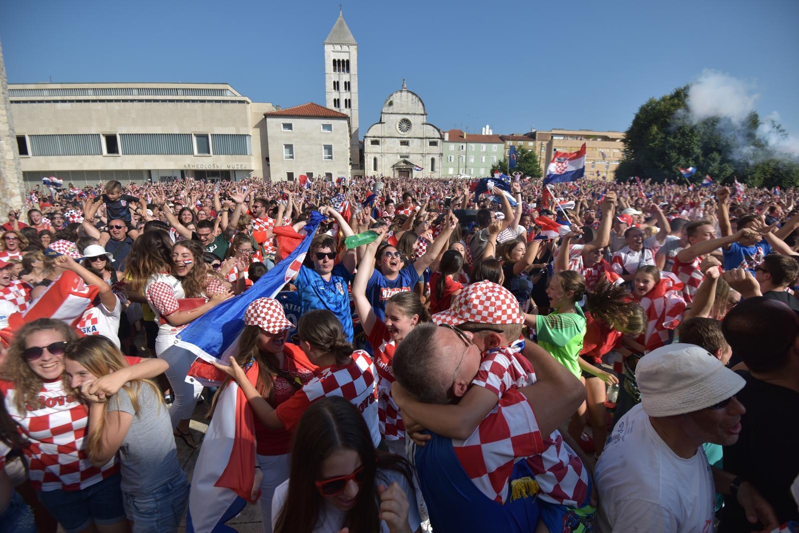 Tisuće Zadrana na Forumu navijalo za Vatrene u finalu Svjetskog prvenstva Tisuće Zadrana na Forumu navijalo za Vatrene u finalu Svjetskog prvenstva