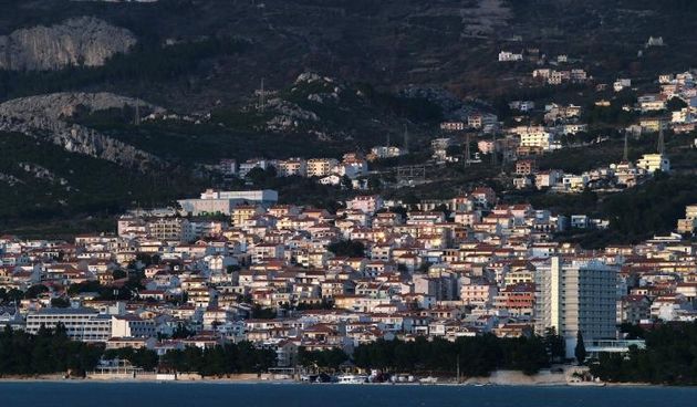 Makarska – Panoramski pogled na grad s mora.
