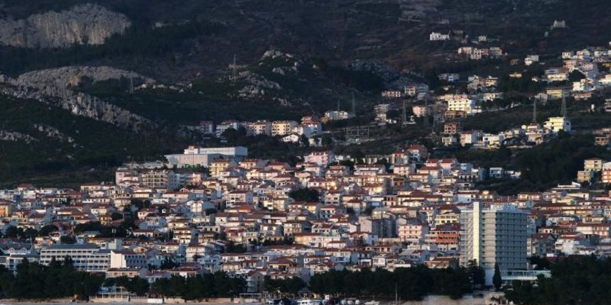 Makarska – Panoramski pogled na grad s mora. Makarska – Panoramski pogled na grad s mora.