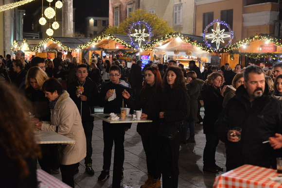 Advent u Zadru: Pavel raspjevao i rasplesao Zadrane na Trgu Petra Zoranića. Foto: Iva Perinčić Advent u Zadru: Pavel raspjevao i rasplesao Zadrane na Trgu Petra Zoranića. Foto: Iva Perinčić
