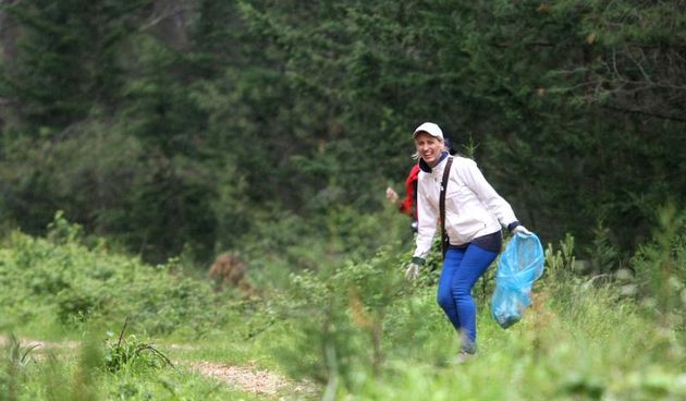 Unatoč kiši nekoliko desetaka građana odazvalo se akciji ‘Zelena čistka’ koji su sudjelovali u čišćenju šume na Musapstanu.  Photo: Dino Stanin/PIXSELL